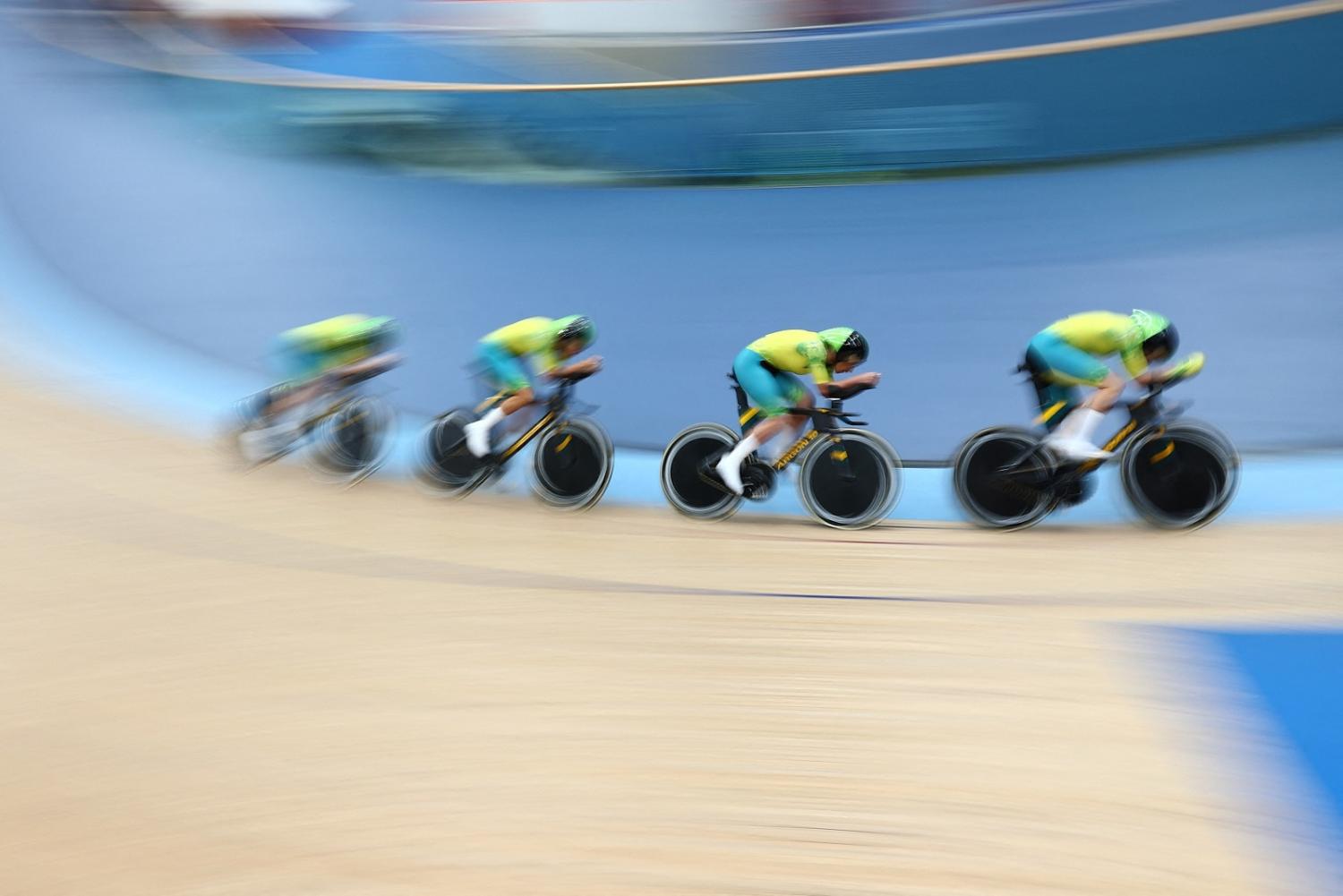 The Australian women’s cycling team competes in the 4000m pursuit qualifying round, Commonwealth Games, East London, 29 July 2022 (Adrian Dennis/AFP via Getty Images)